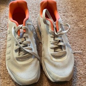 Nike sneaker Size 6